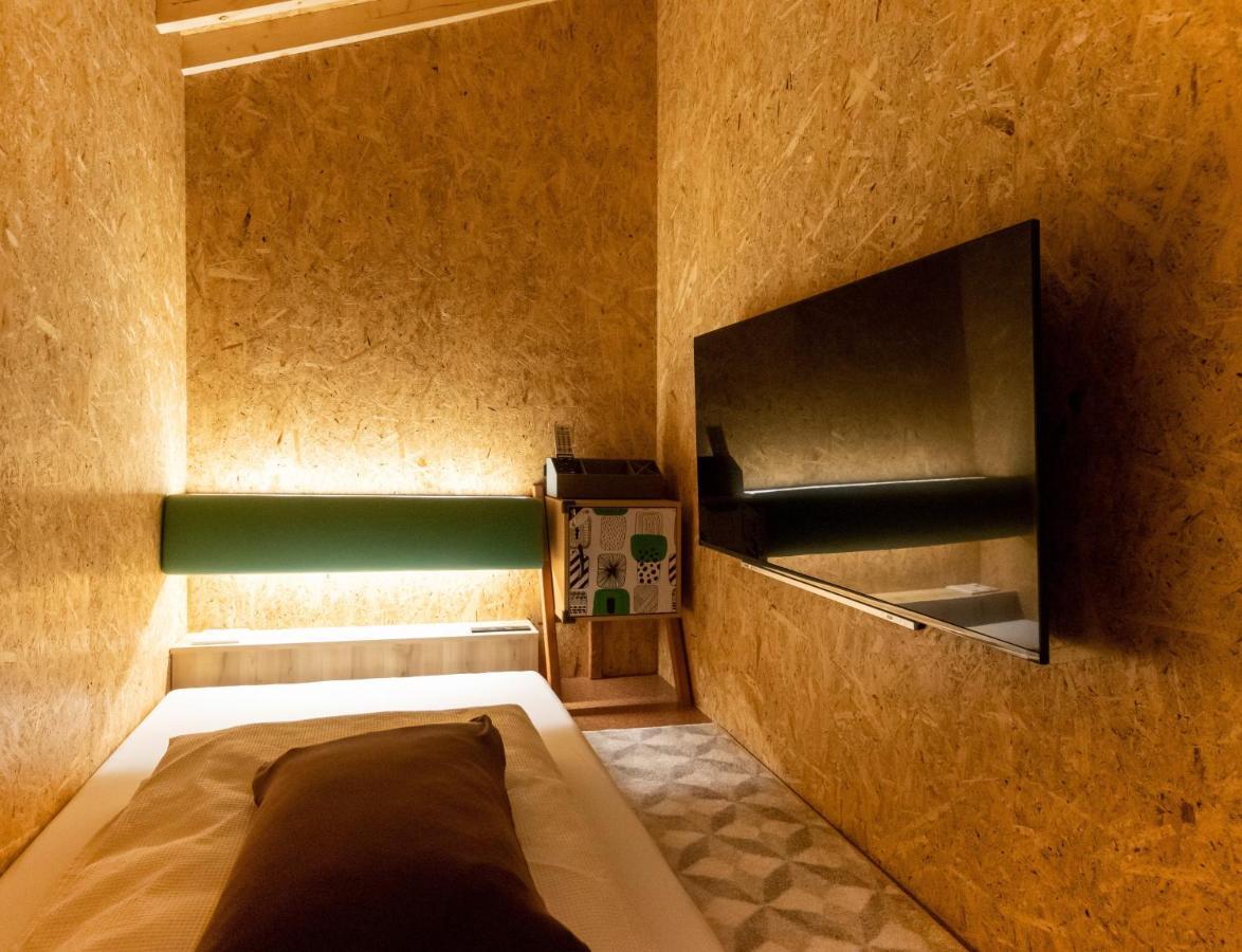 Eegee Kamata Capsule hotel