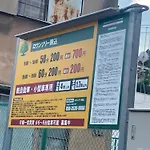 木と漆喰のモダンな部屋
