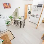 Bright Modern Airbnb In Tokyo\'S Northern District