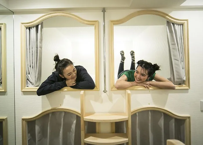 Alice In The Mirror Hostel