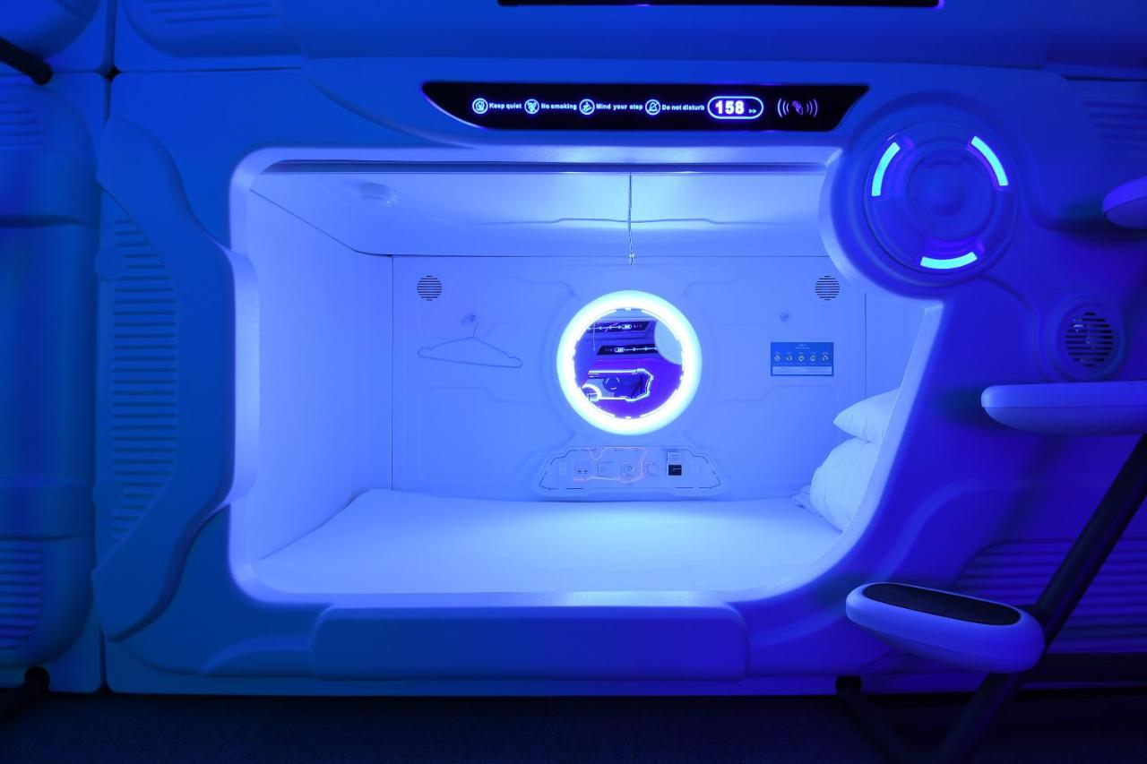 Capsule hotel Moon Station