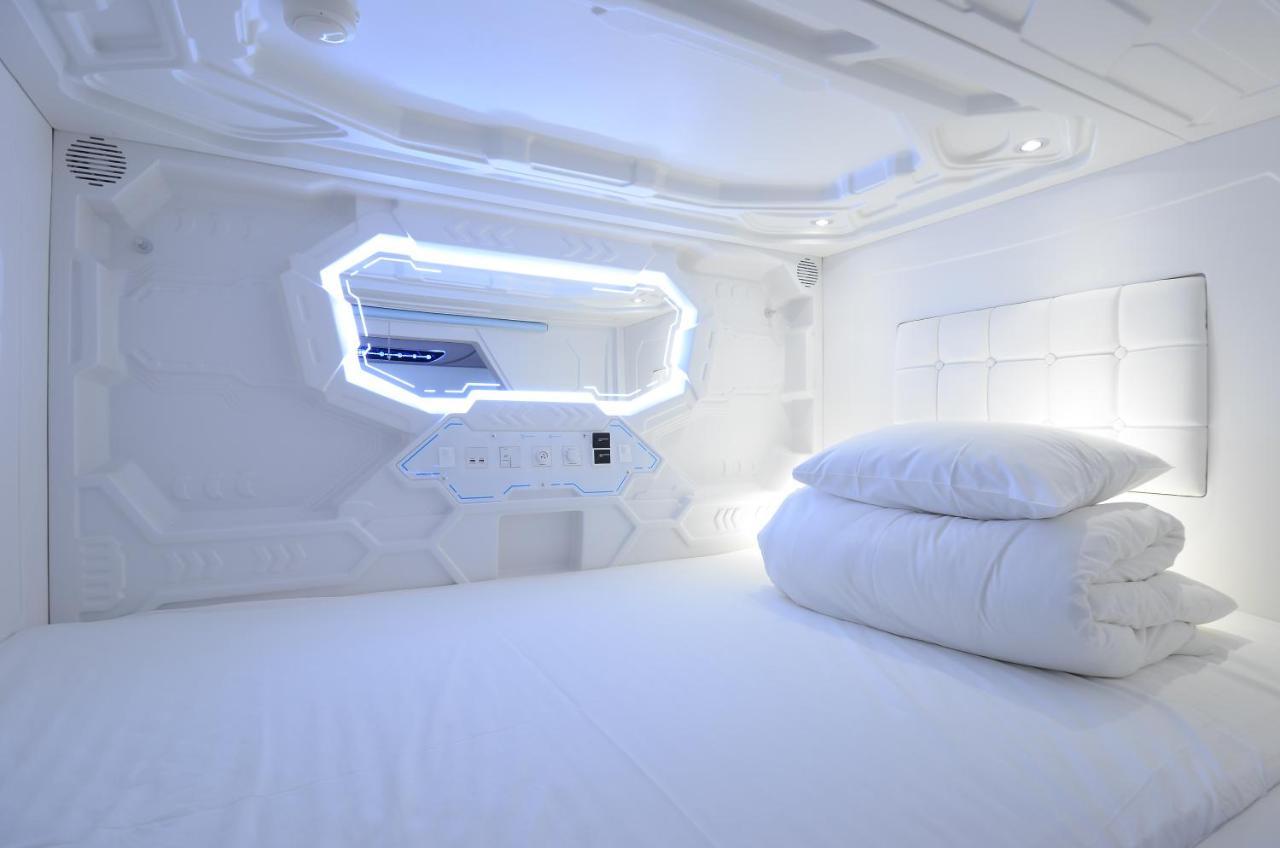 Capsule hotel Moon Station *