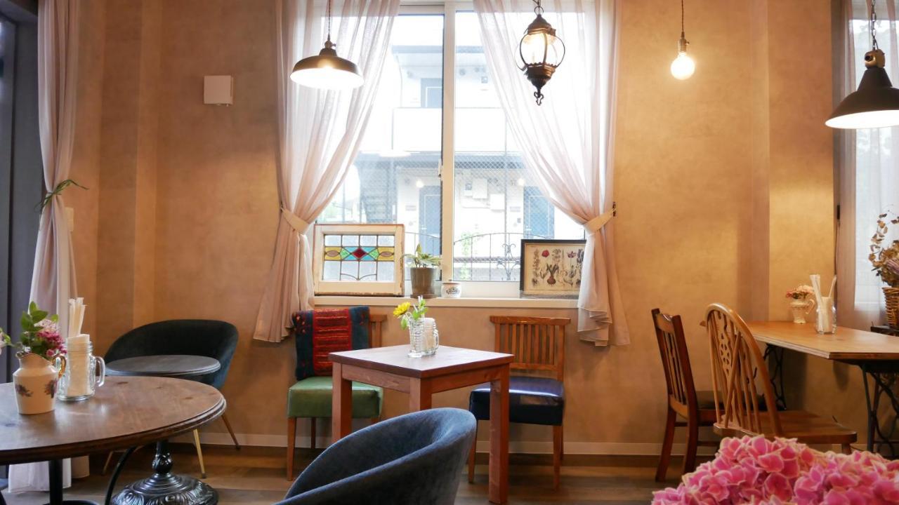 7 & Cafe 2*
