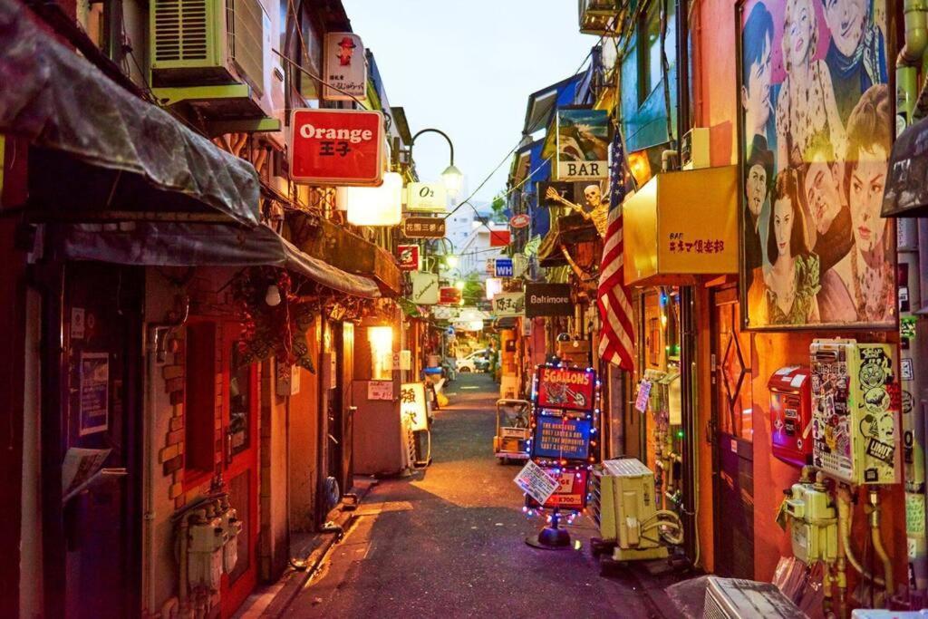 新宿駅徒歩８分！緑あるデザイナーズホテル/最大６名/fire Tv/光ネット/伊勢丹・歌舞伎町すぐ！ Apartment *