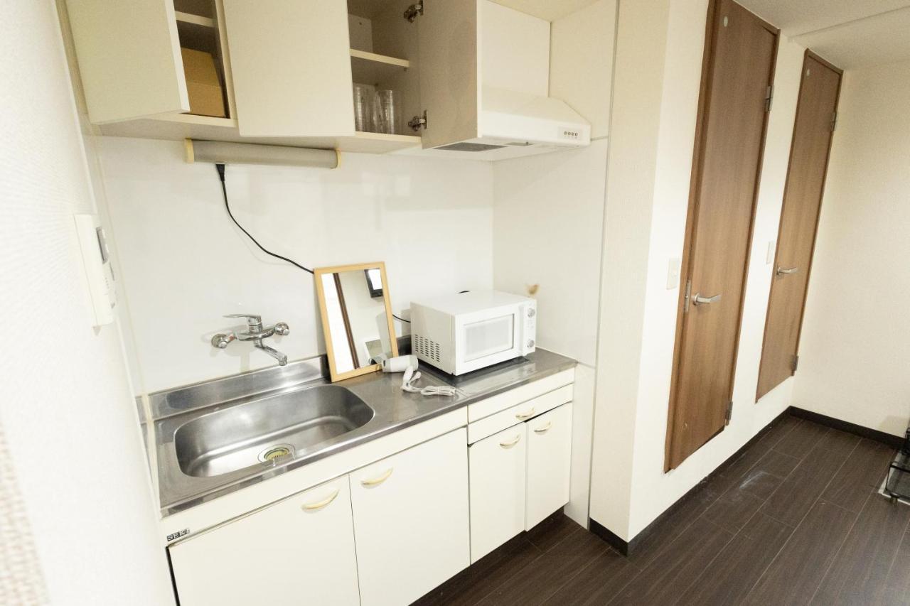 East Shinjuku Triplex: 3-bedroom With Shared Shower Apartment