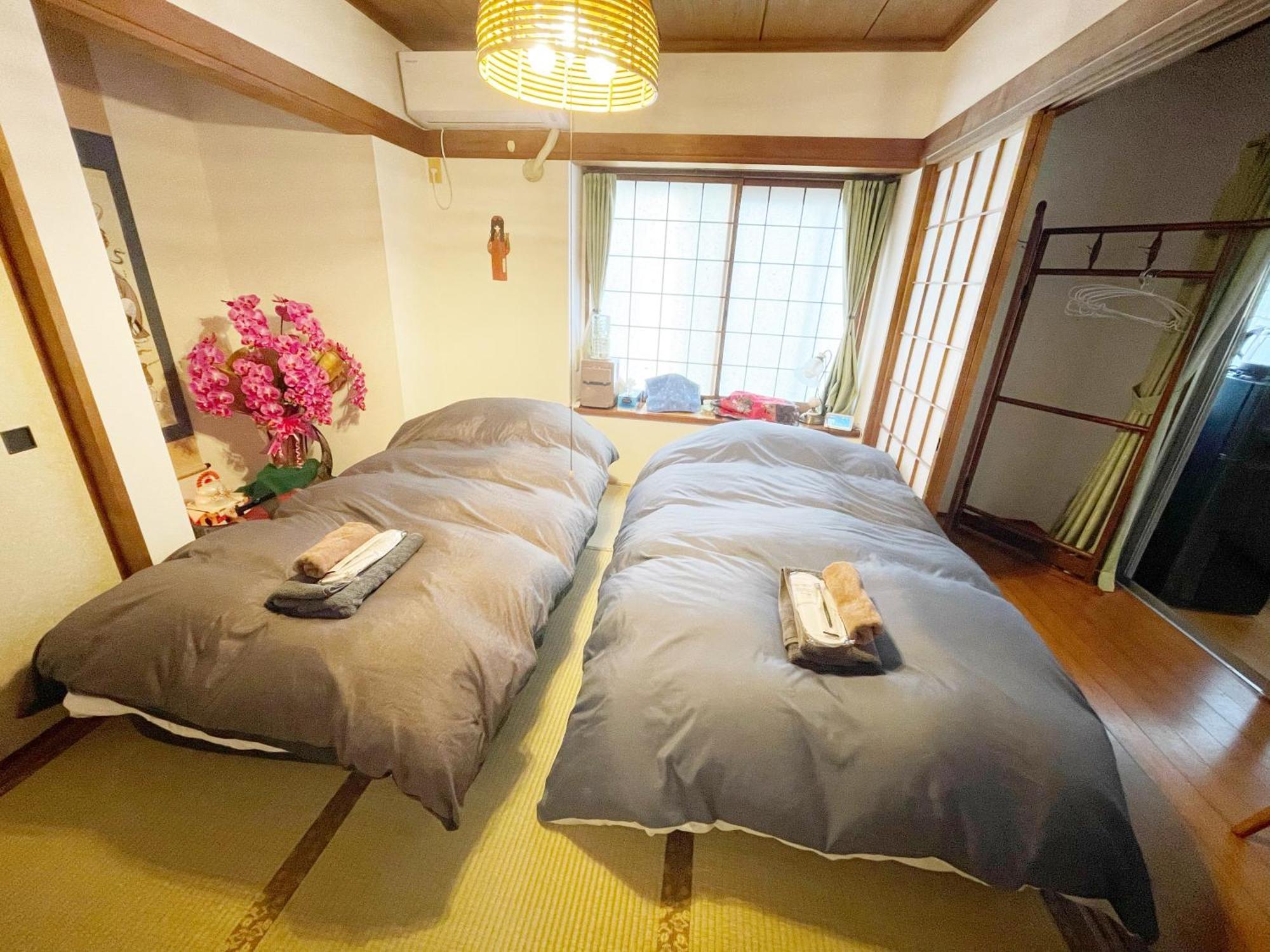 Downtown Tatami House: Multinational Tv & Bbq Corner * Tokyo