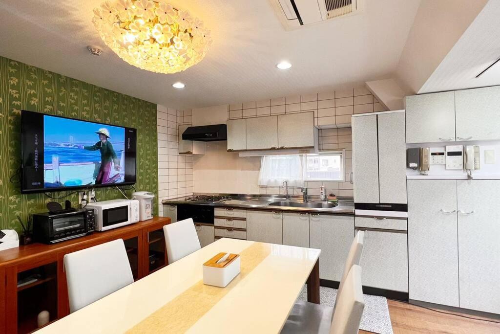 6楼整租公寓：机场附近的都市舒适住宿 Apartment