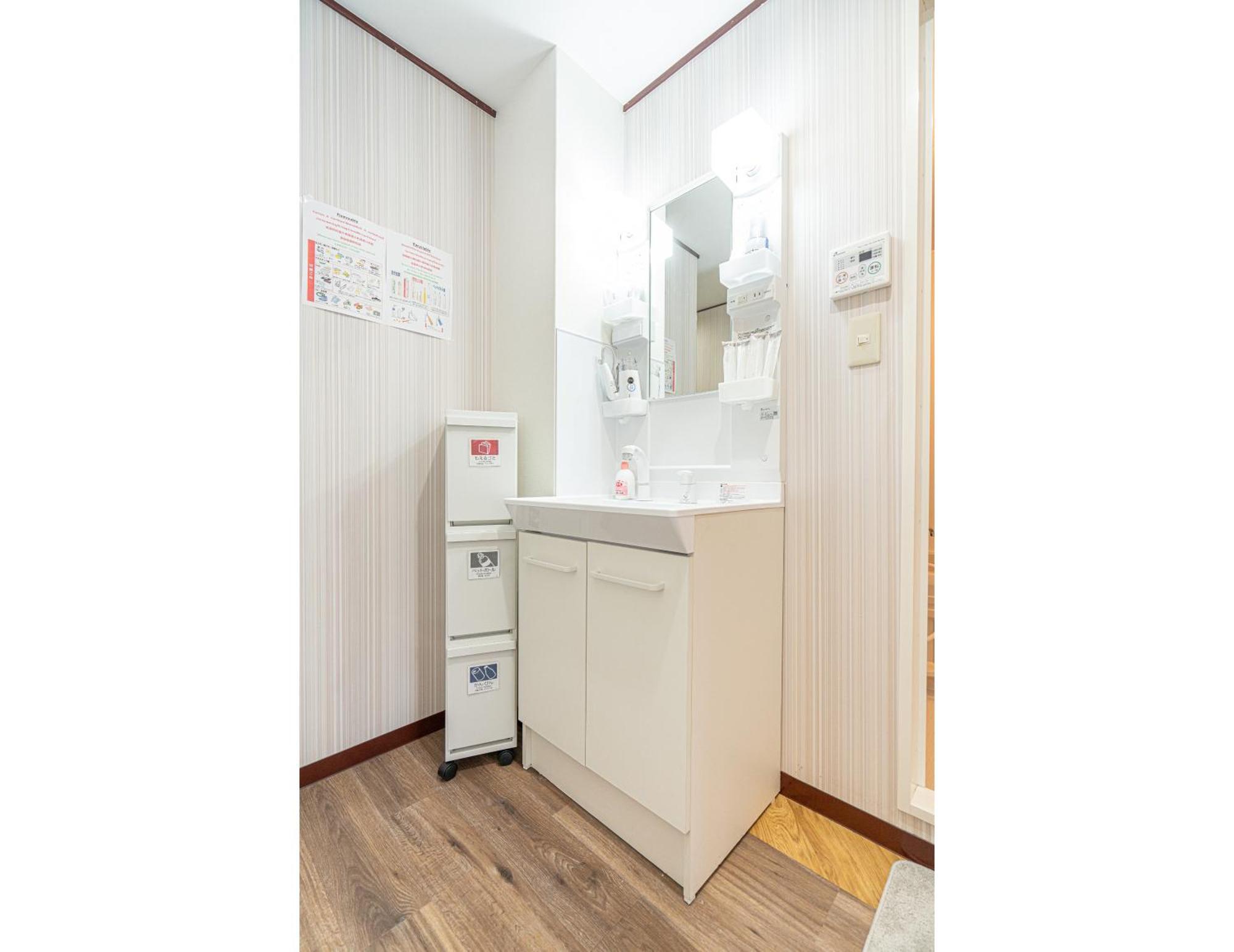 Apartment Shinjuku Convenience Hub: Steps From Shinokubo Station Tokyo