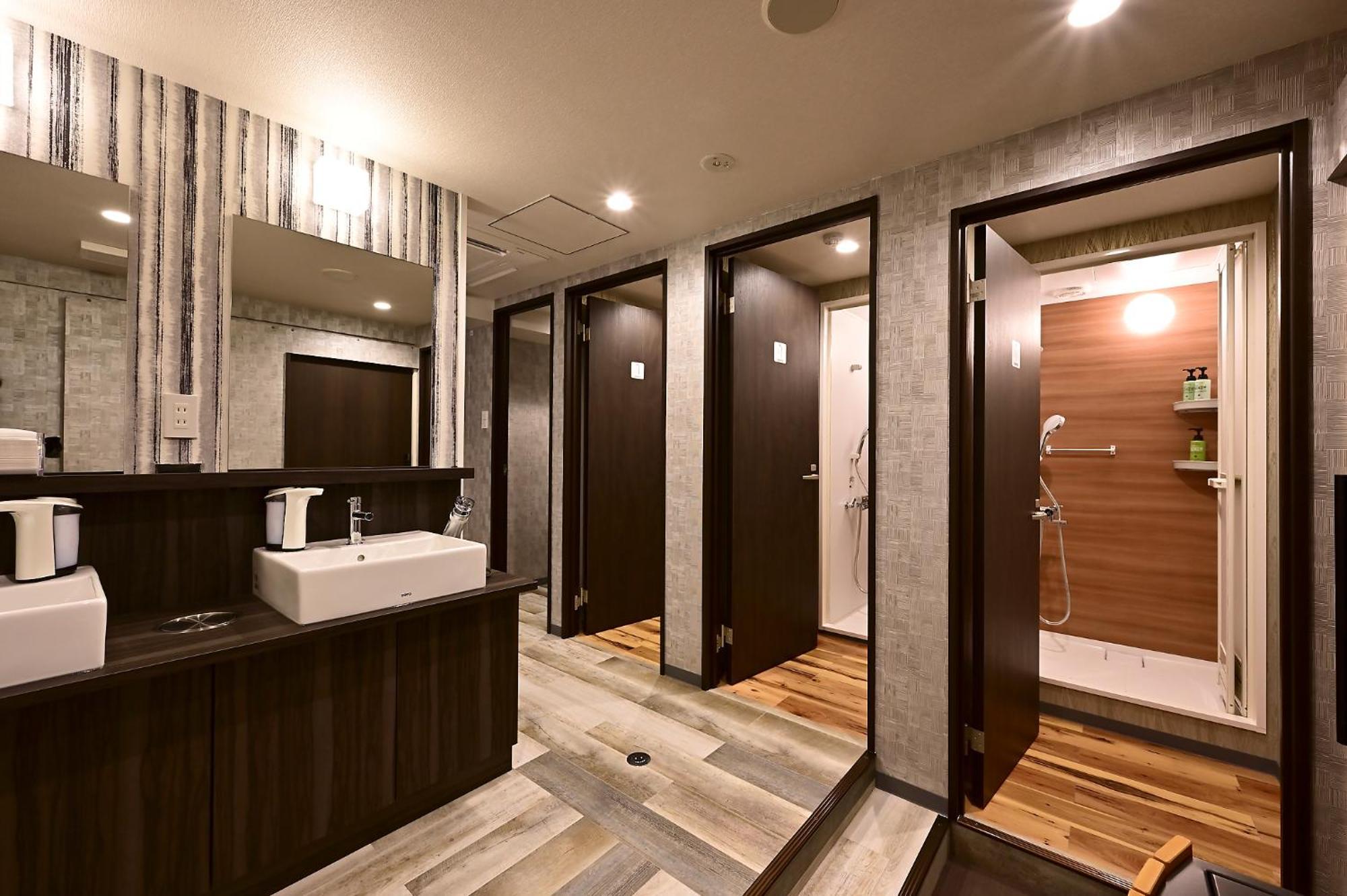 Capsule hotel Tomariya Ueno Tokyo