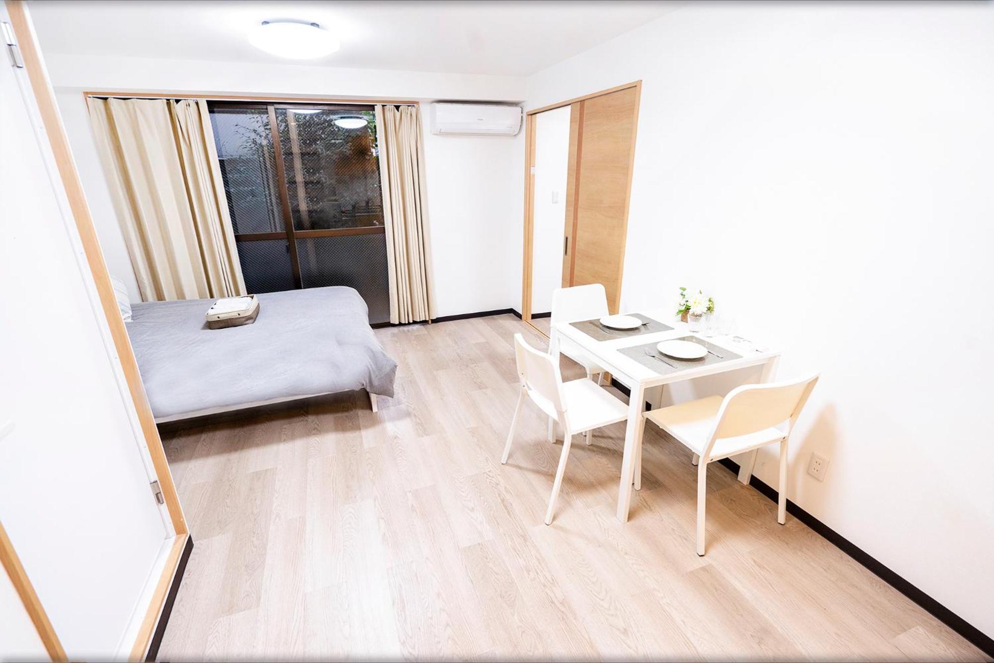 7ppl Shinjuku Gyoen丶 National Garden丶 Kabukicho丶 Shinjuku Station丶 Golden Gai丶 Metropolitan Government Building Yoe-4 Apartment