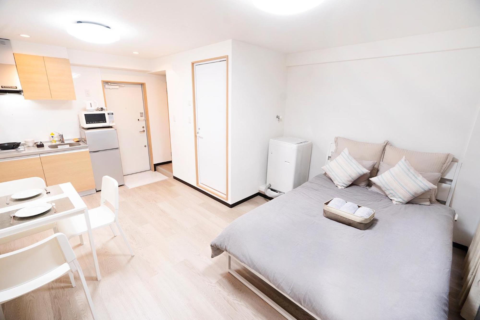 7ppl Shinjuku Gyoen丶 National Garden丶 Kabukicho丶 Shinjuku Station丶 Golden Gai丶 Metropolitan Government Building Yoe-4 Apartment