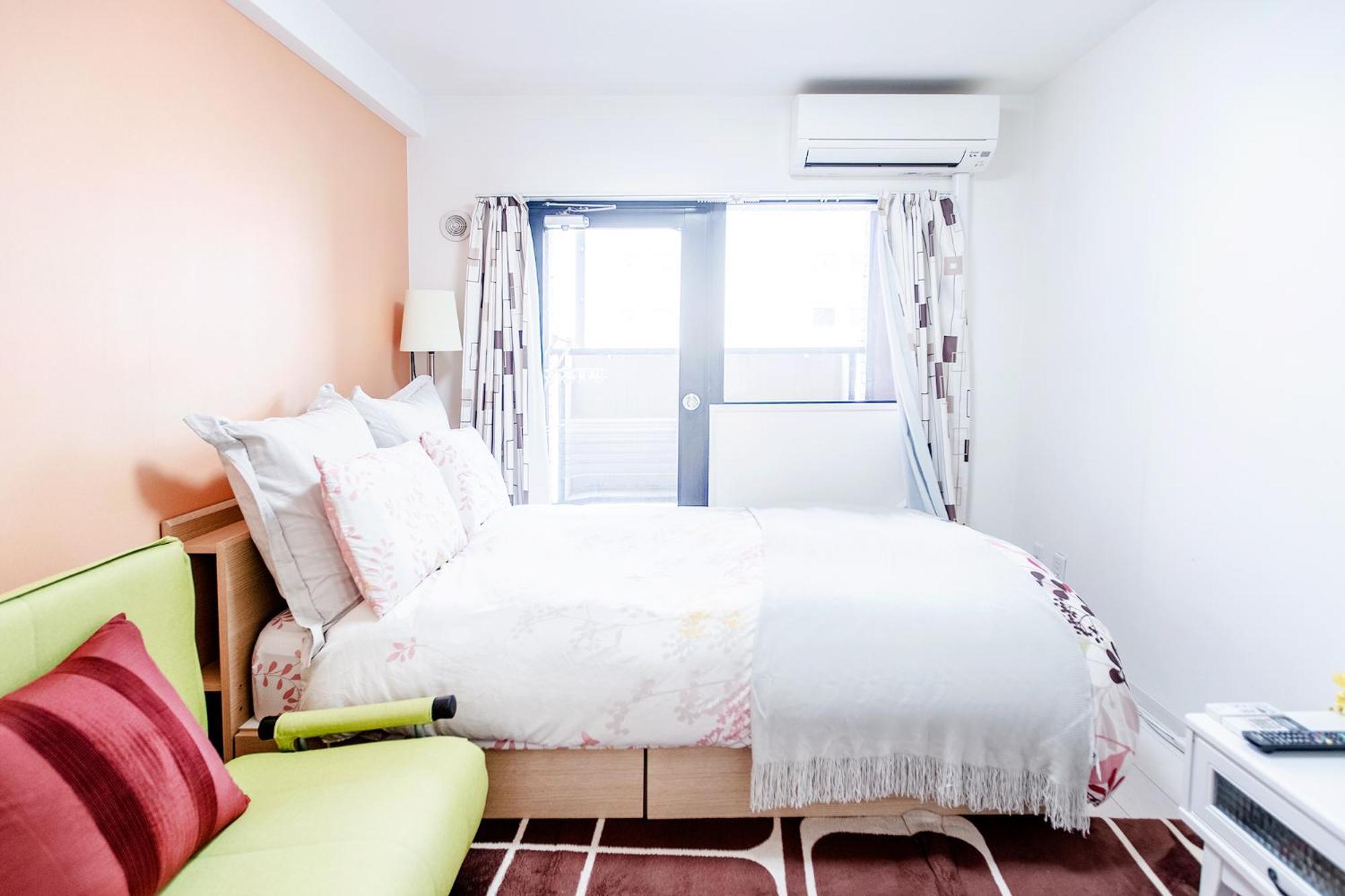 Apartment Shinjuku Retreat: Local Experience Near Higashi-shinjuku Station *