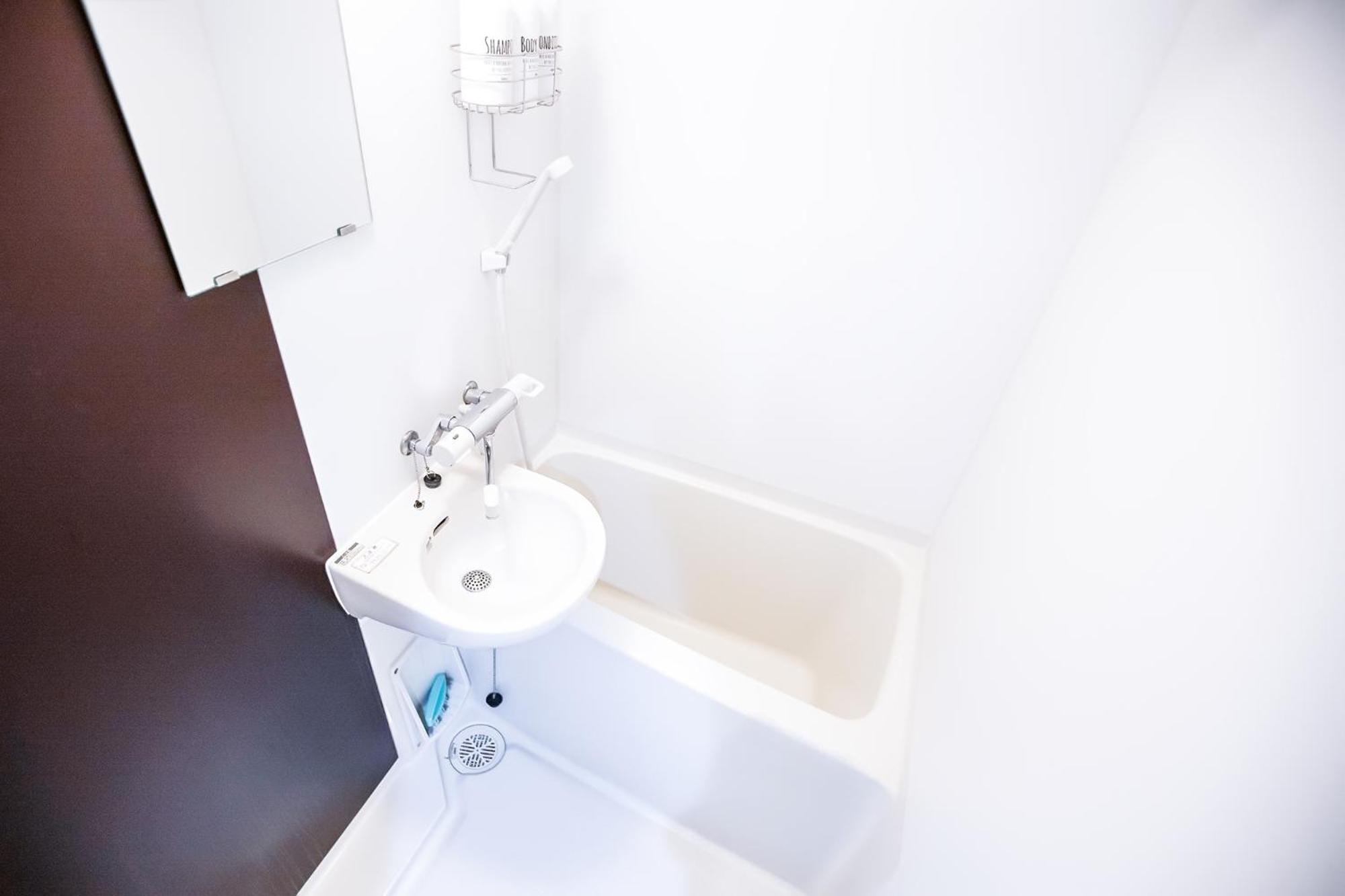 Apartment Shinjuku Retreat: Local Experience Near Higashi-shinjuku Station