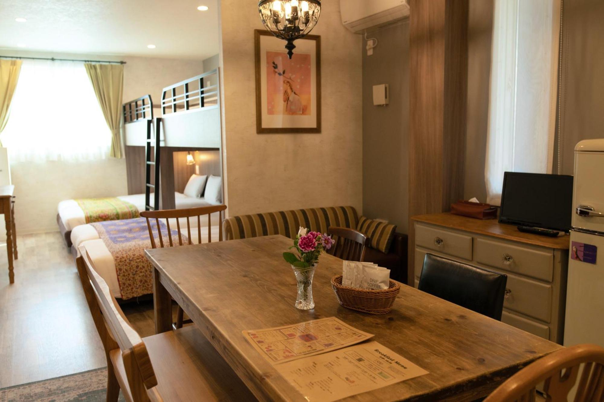 7 & Cafe 2*
