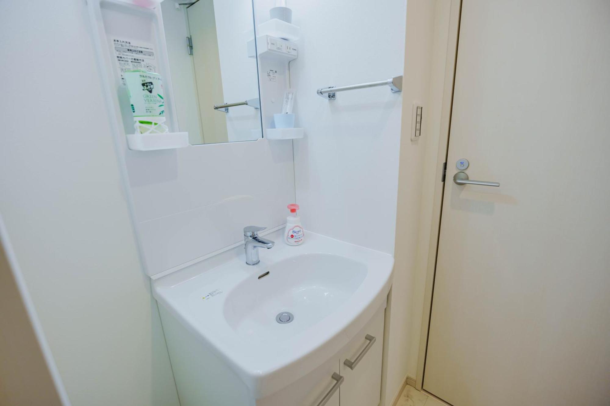 Apartment B Newly Renovated Hotel, Direct Access To Ueno, Asakusa, Disneyland, Airport *