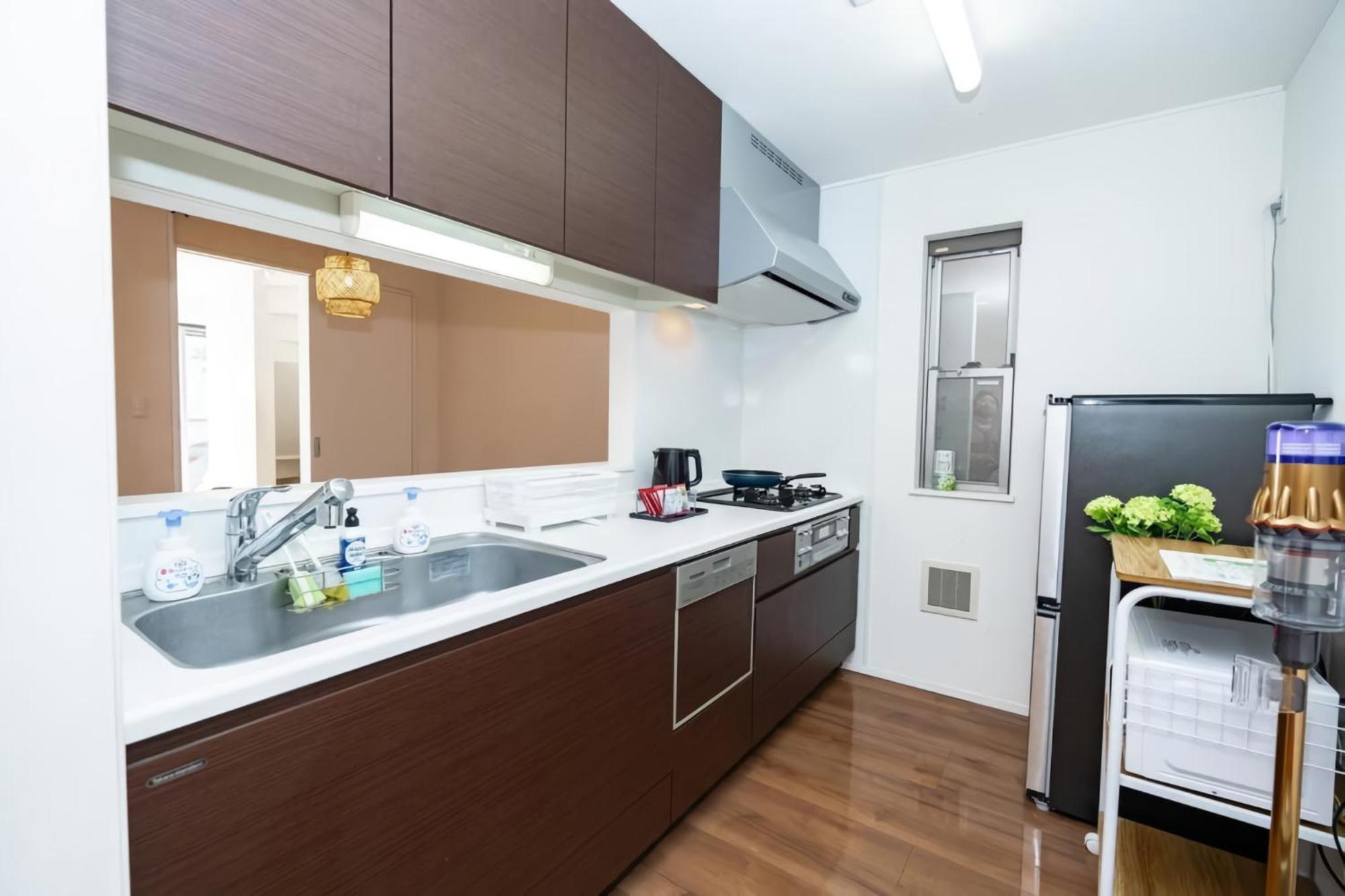 Apartment 2分钟直达新宿站 位于新大久保商业街3房间超大舒适民宿 *