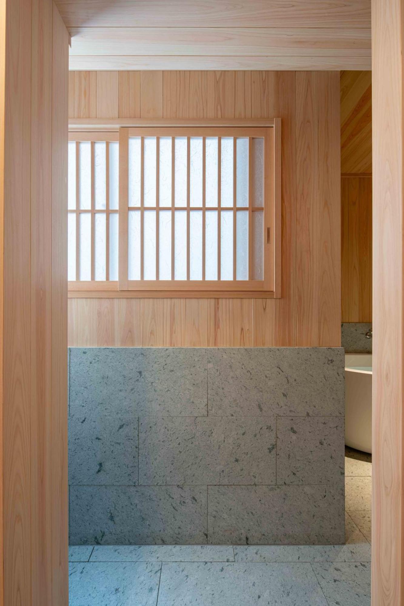 Kutsurogi Sauna And *