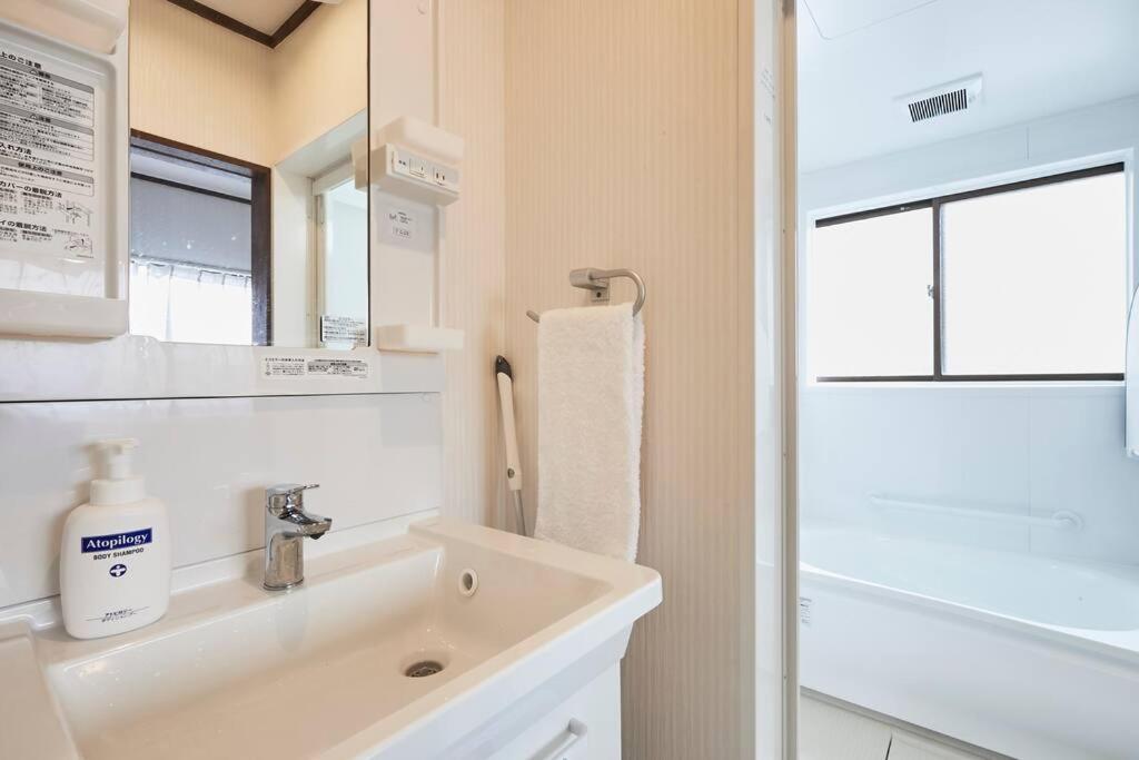 Apartment Urayasu House! For Up To 6 People, 15 Min Bus Ride To Disney! *