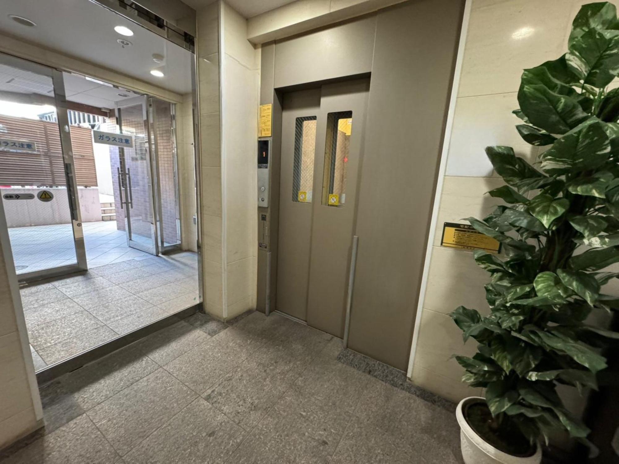 Shin-okubo Sta・1 Min Walk/　shinjuku Sta 2min/　switch *