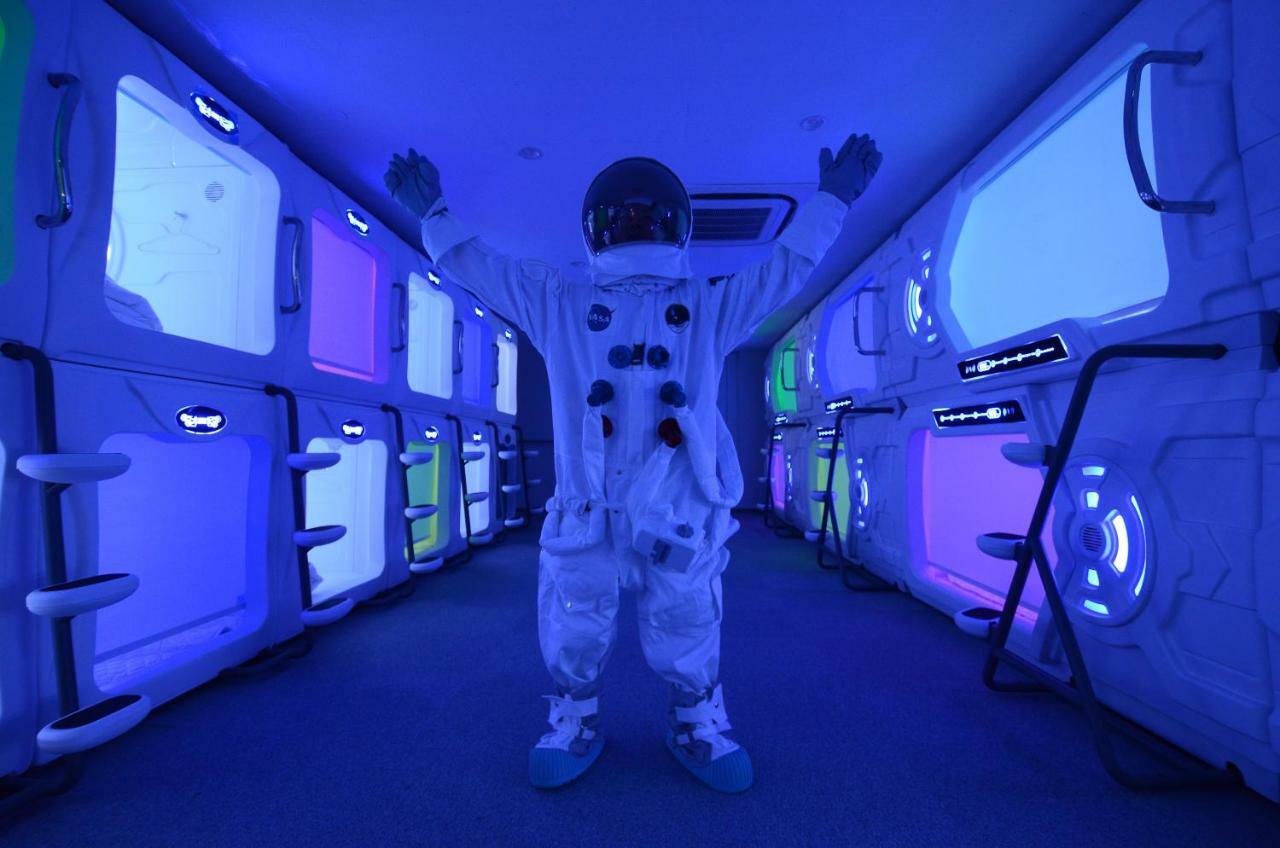 Capsule hotel Moon Station Tokyo