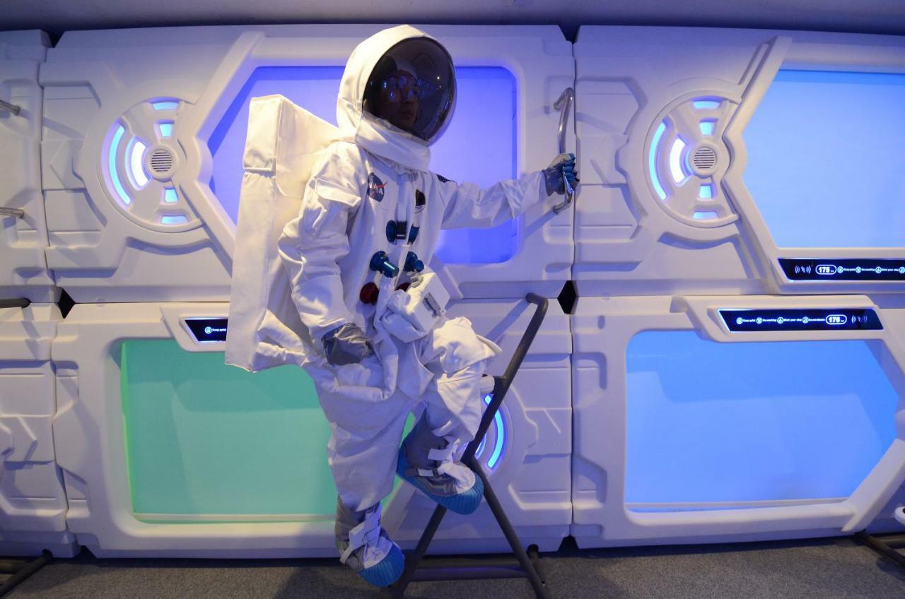 Capsule hotel Moon Station Tokyo