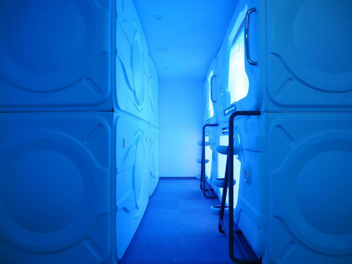 Capsule hotel Moon Station Tokyo