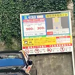 木と漆喰のモダンな部屋