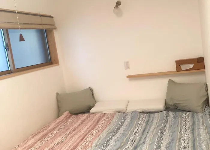 木と漆喰のモダンな部屋