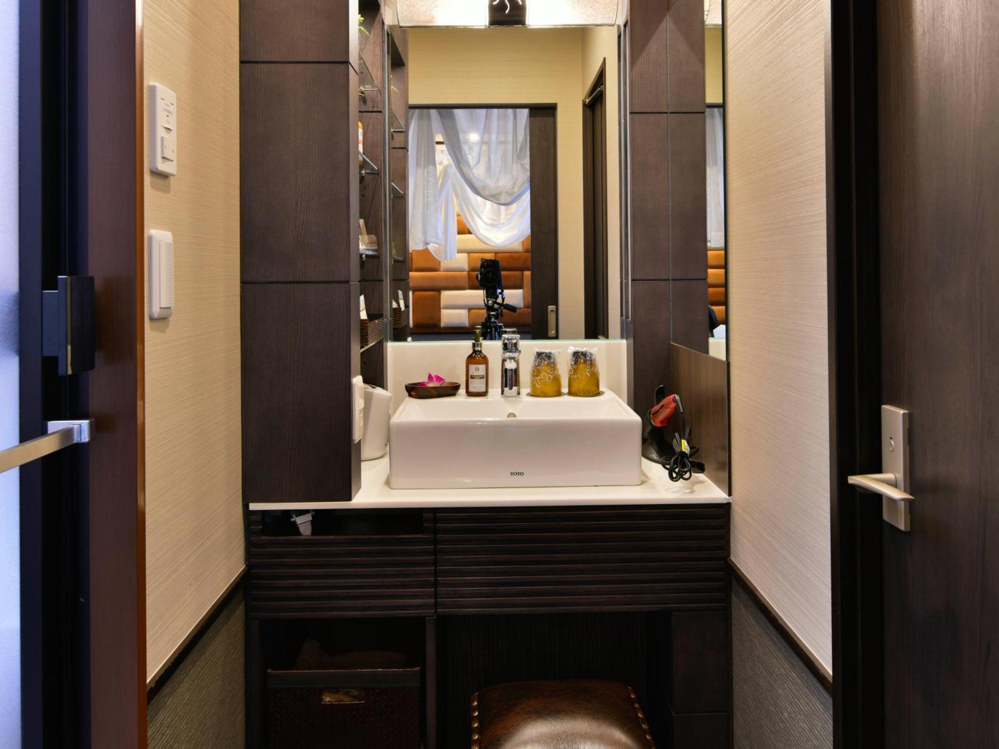Petit Bali Garden Shin Okubo - Shinjuku Sta 15min Walk - (adults Only)