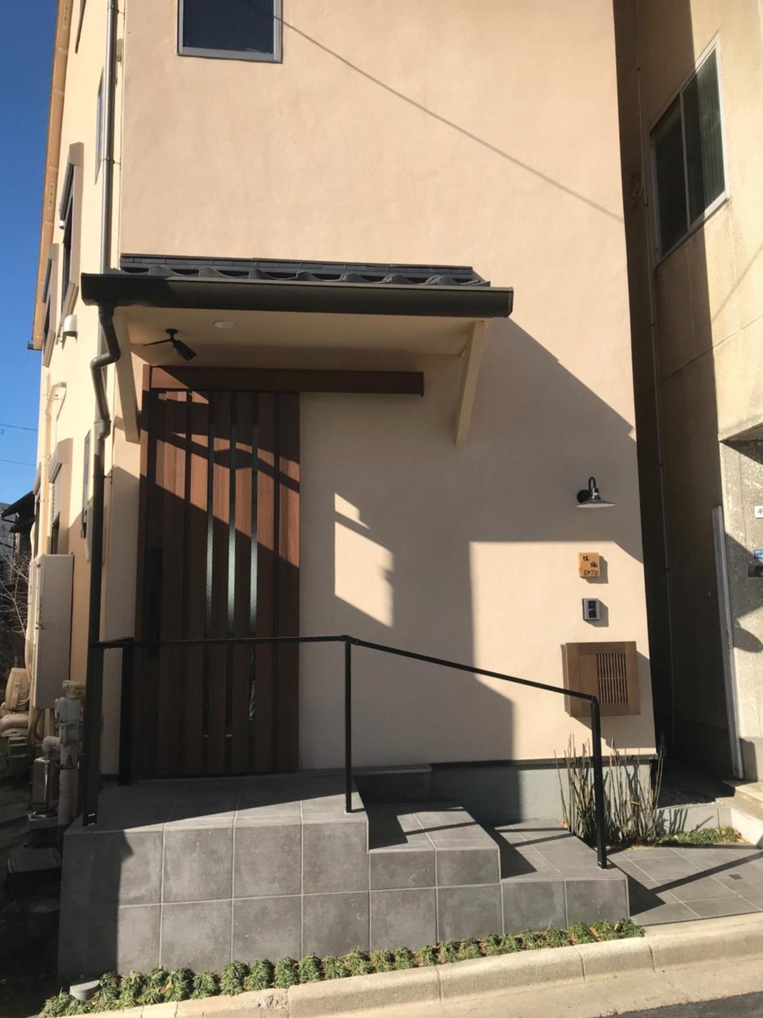 木と漆喰のモダンな部屋 Apartment