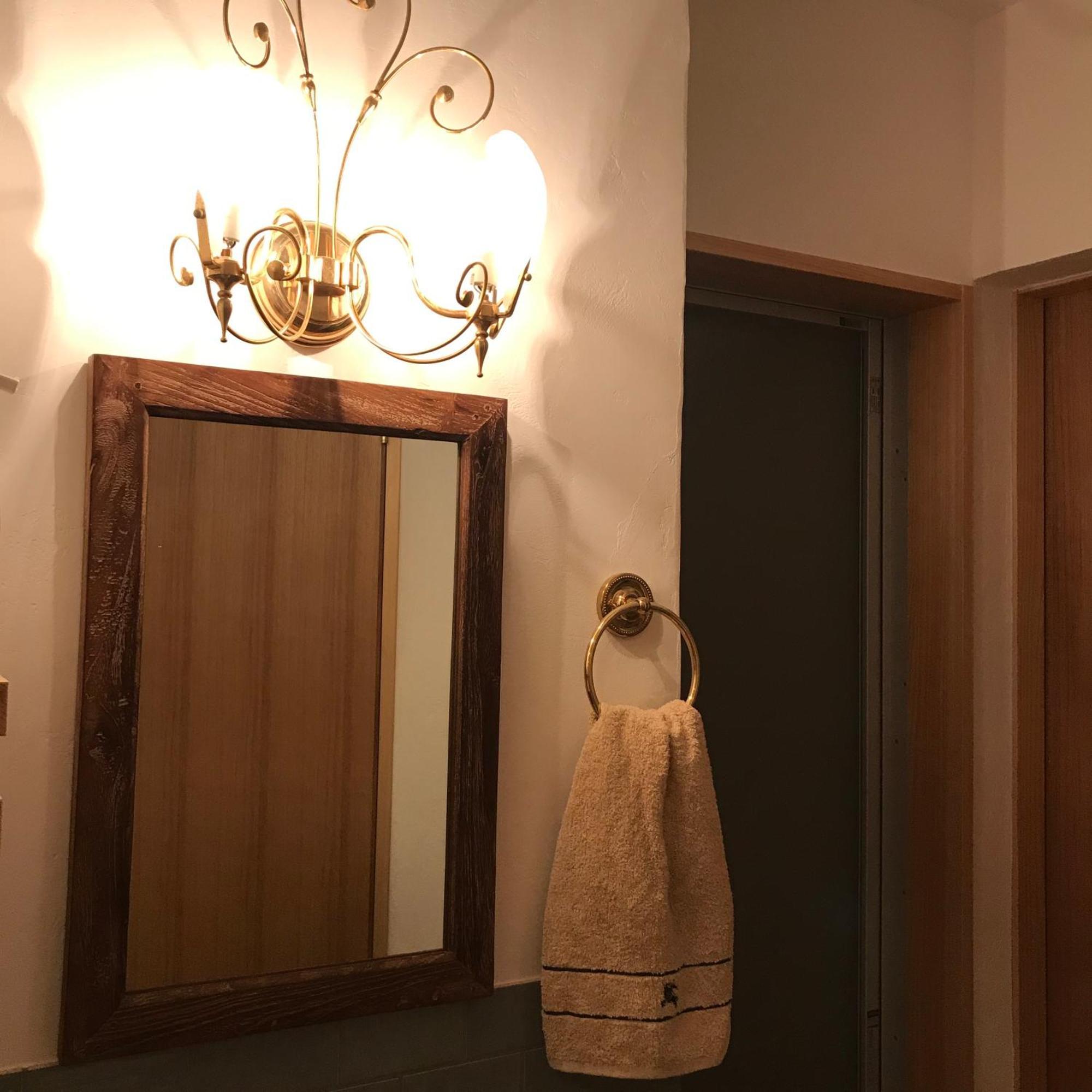 木と漆喰のモダンな部屋 Apartment