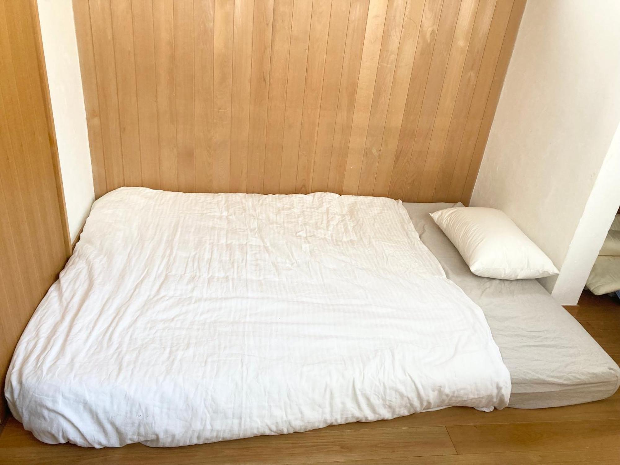 木と漆喰のモダンな部屋 Apartment