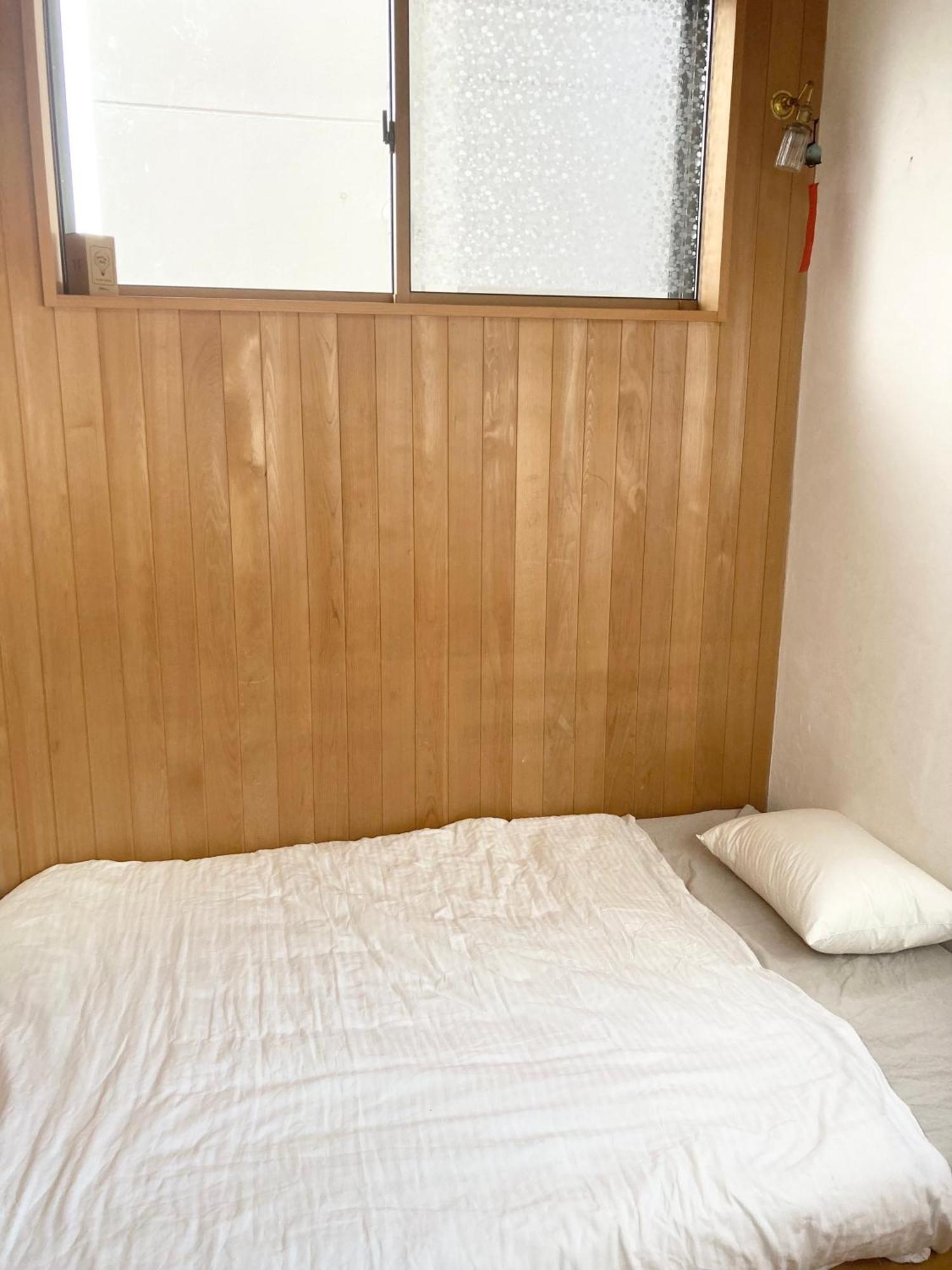 Apartment 木と漆喰のモダンな部屋