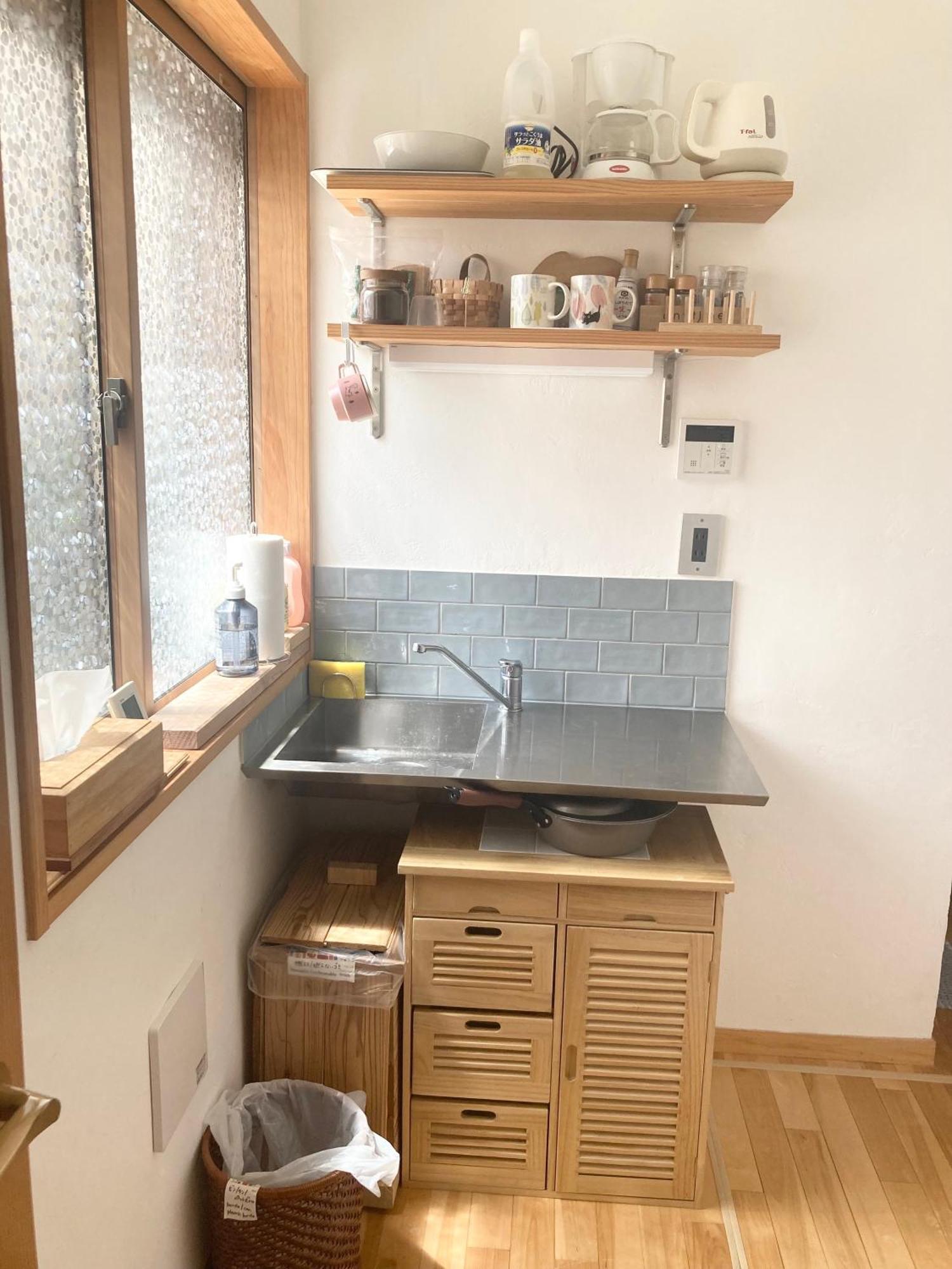 木と漆喰のモダンな部屋 Tokyo