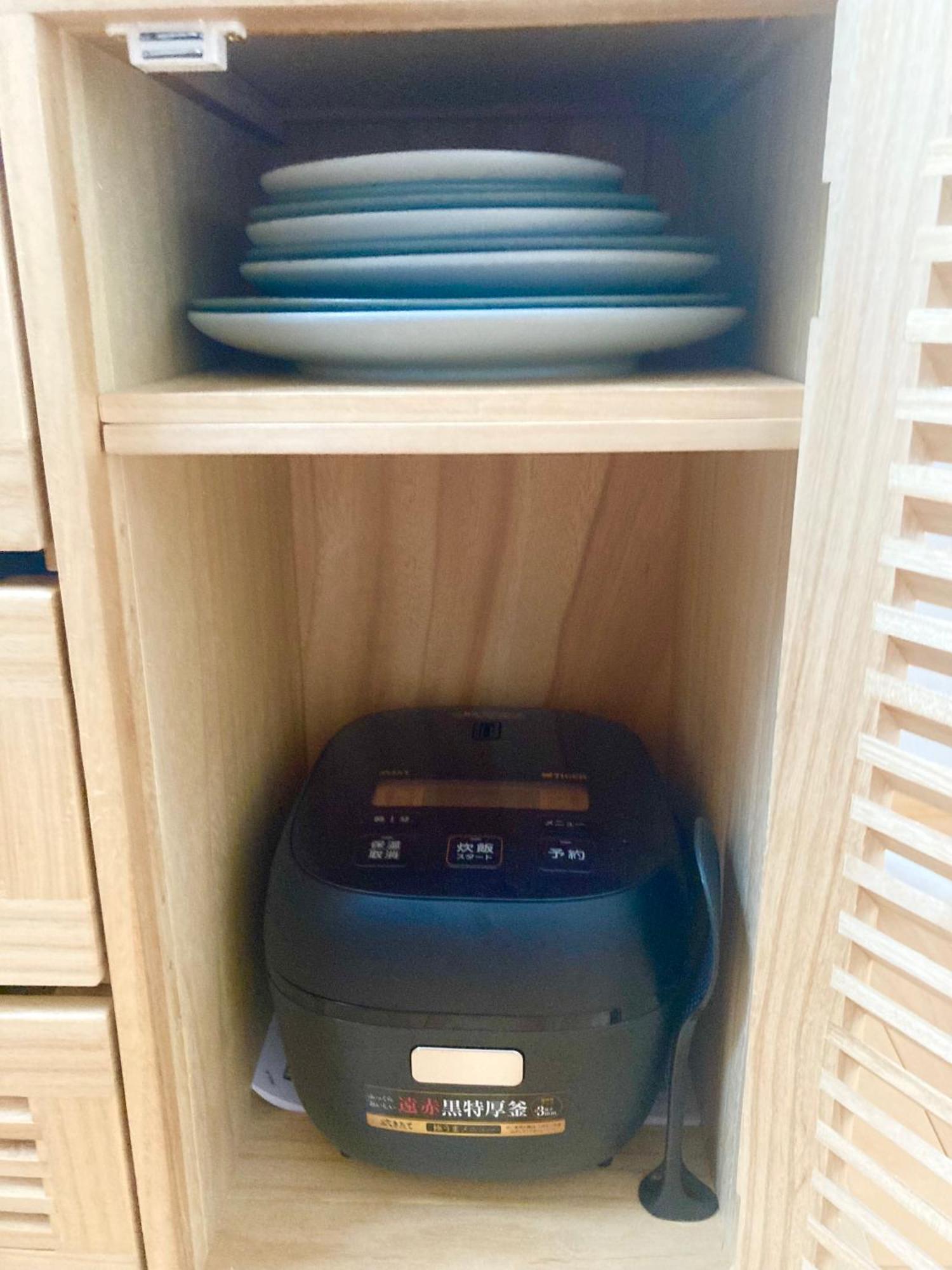 木と漆喰のモダンな部屋