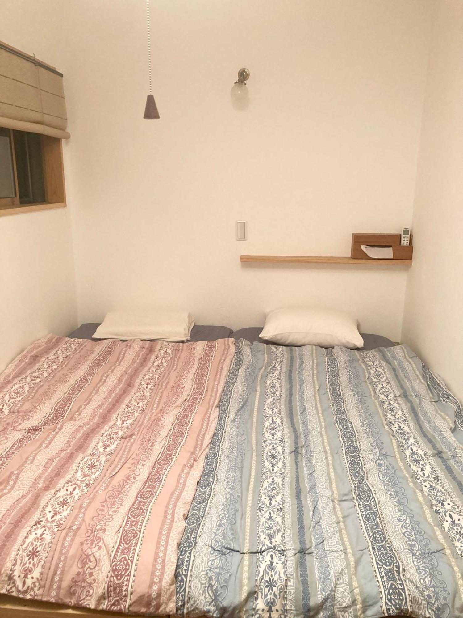 木と漆喰のモダンな部屋 *
