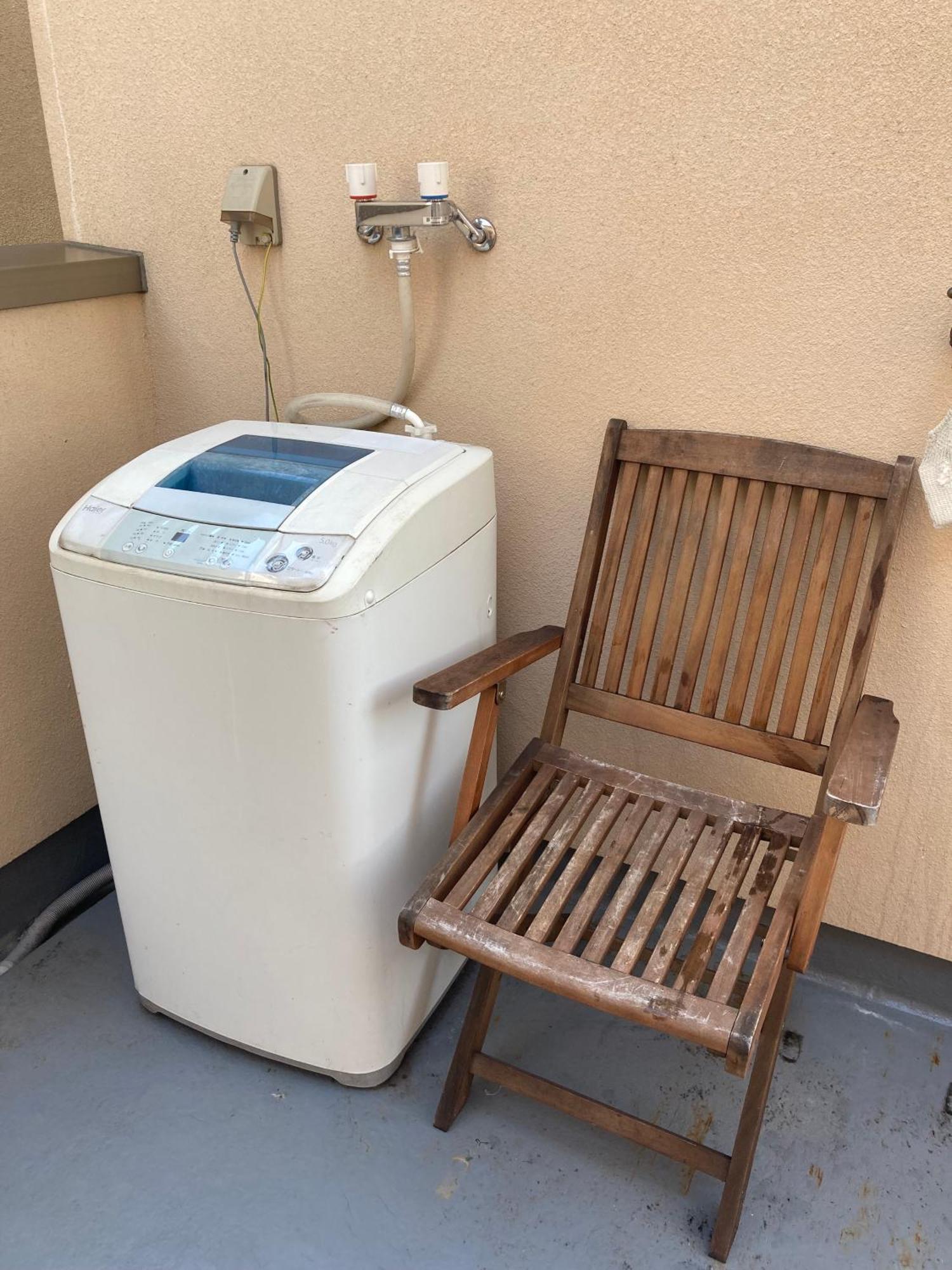 木と漆喰のモダンな部屋