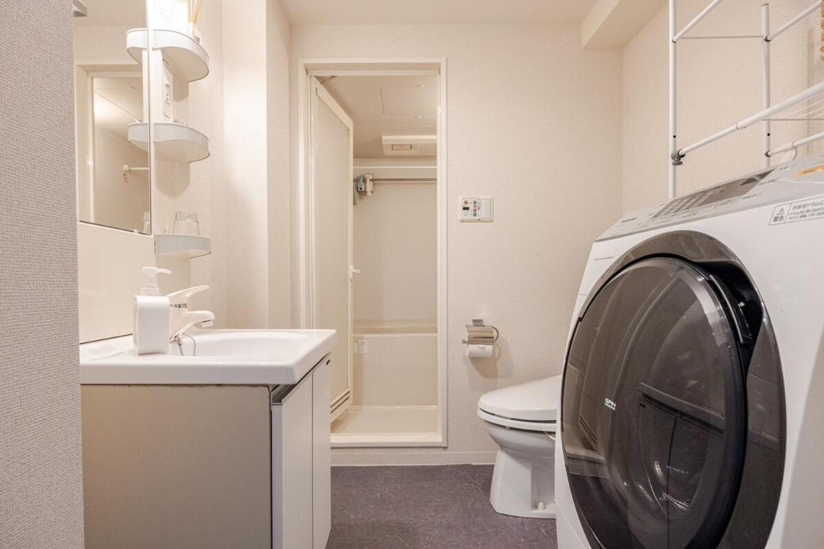 Kinshicho Sky View: Prime Location With Projector & Wi-fi Apartment *
