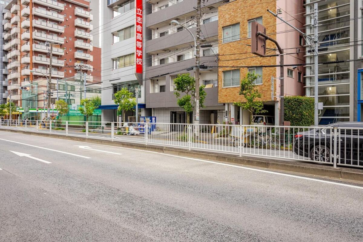Kinshicho Sky View: Prime Location With Projector & Wi-fi Apartment