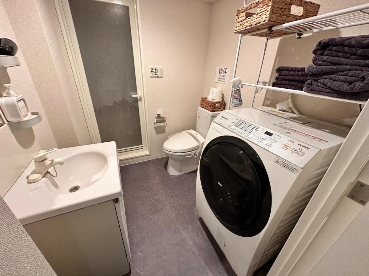 Apartment Kinshicho Sky View: Prime Location With Projector & Wi-fi