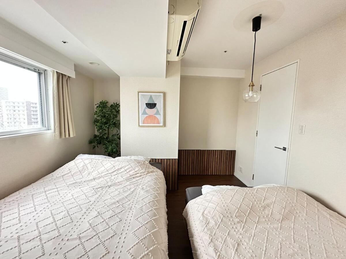 Kinshicho Sky View: Prime Location With Projector & Wi-fi Apartment