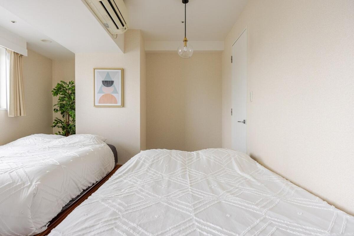 Kinshicho Sky View: Prime Location With Projector & Wi-fi Apartment