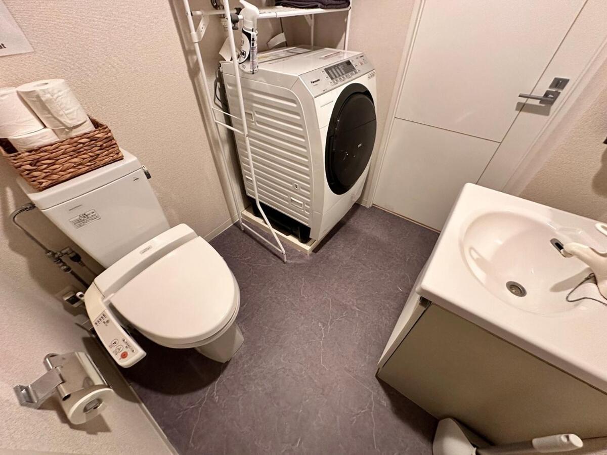 Kinshicho Sky View: Prime Location With Projector & Wi-fi Apartment *
