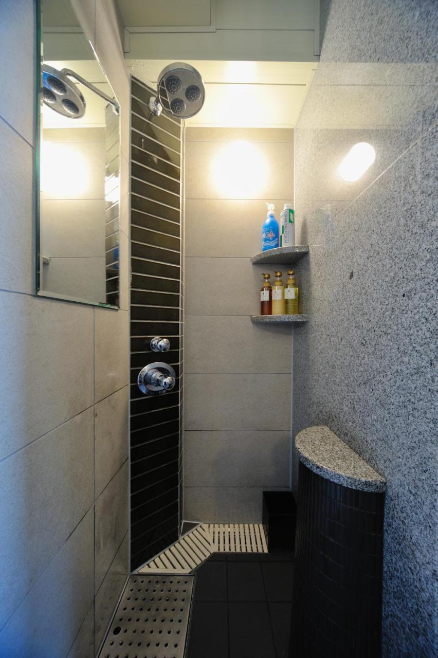 Capsule hotel Global Gotanda Tokyo