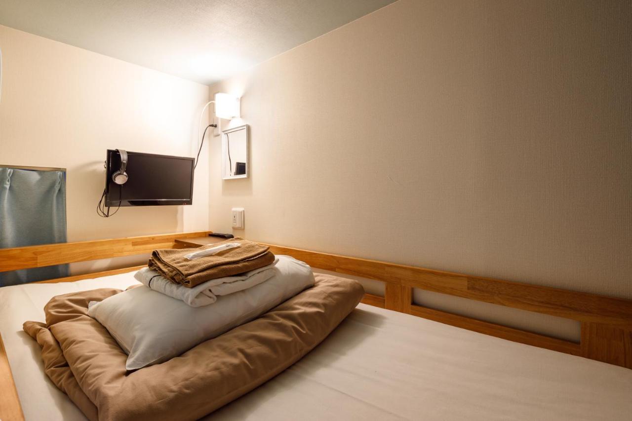 Capsule hotel Owl Shinbashi Tokyo
