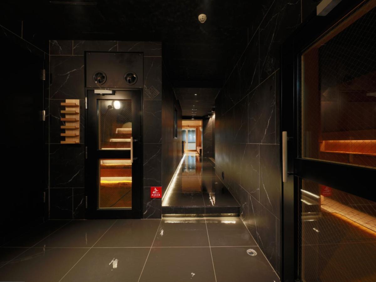Capsule hotel Rembrandt & Shimbashi - Caters To Men