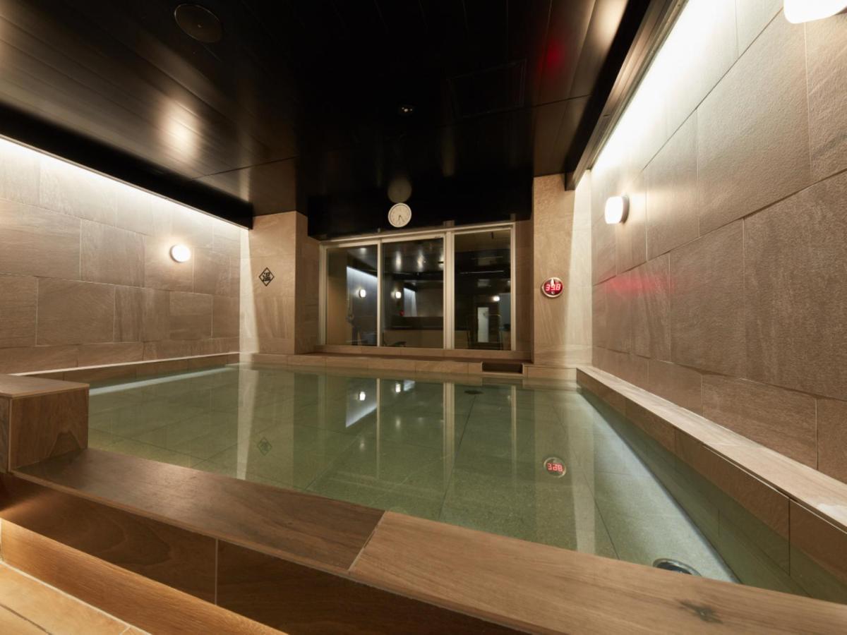 Rembrandt & Shimbashi - Caters To Men Capsule hotel