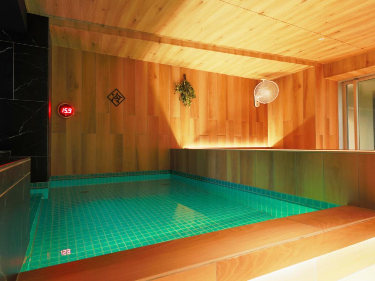 Capsule hotel Rembrandt & Shimbashi - Caters To Men