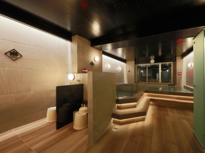 Rembrandt & Shimbashi - Caters To Men Capsule hotel