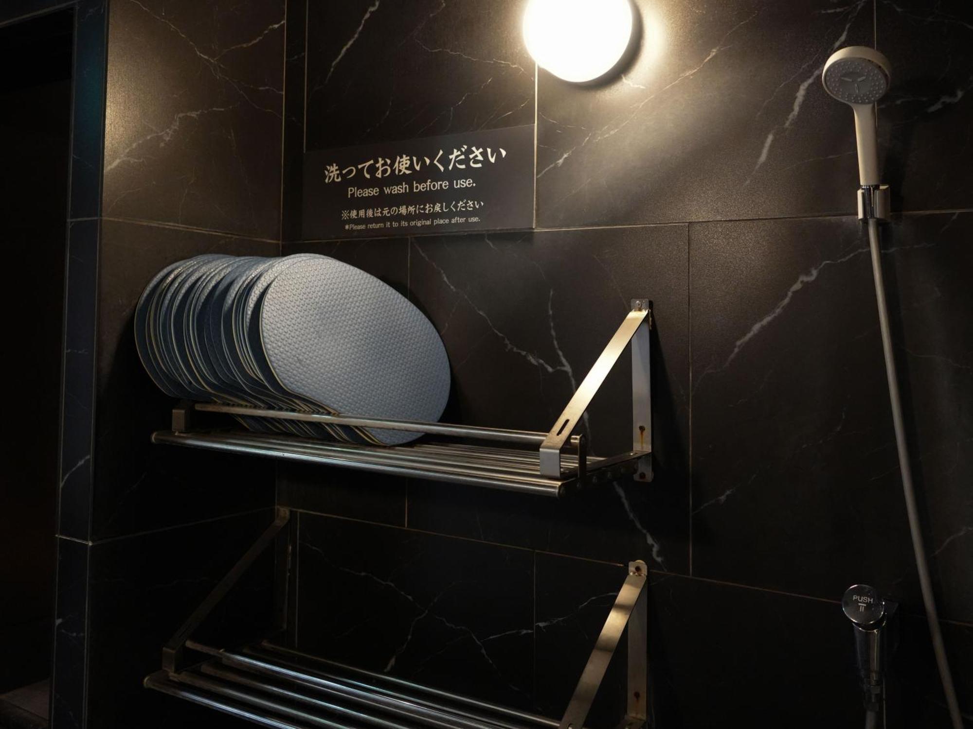 Capsule hotel Rembrandt & Shimbashi - Caters To Men